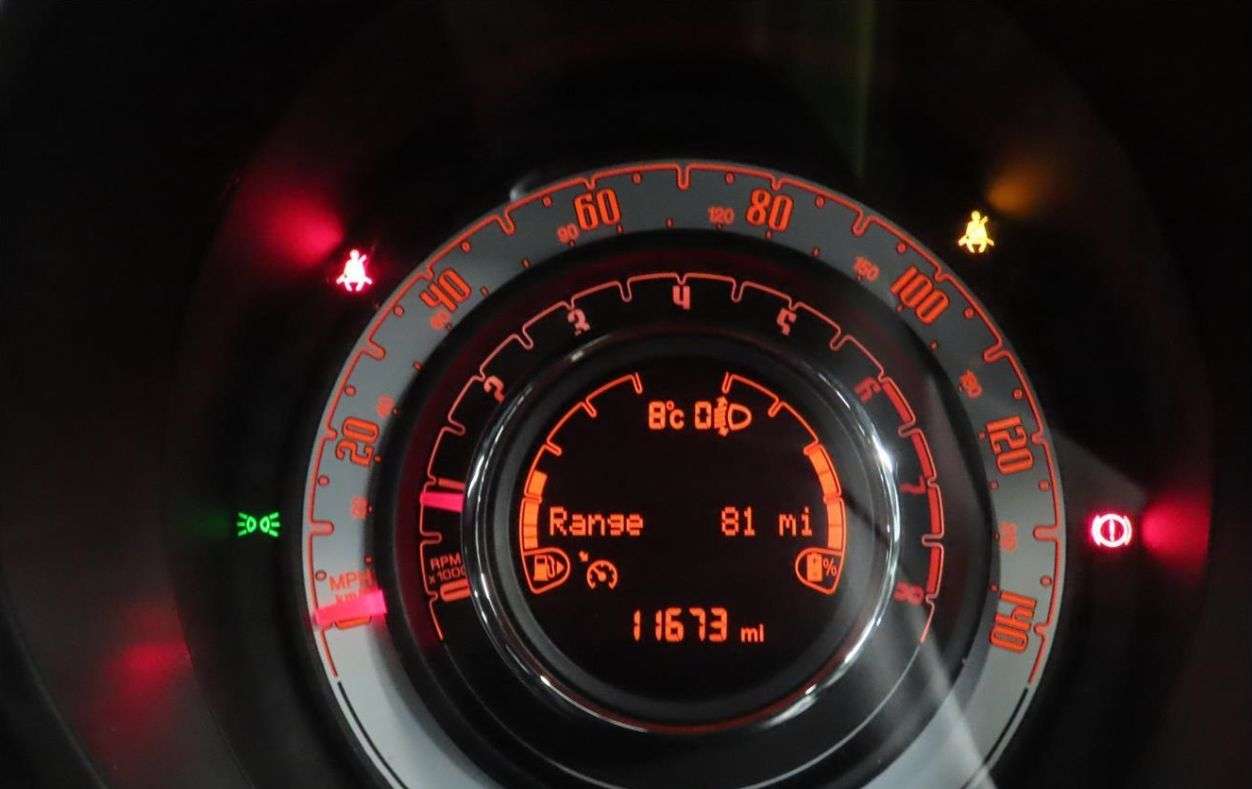 A 2022 FIAT 500 1.0 MHEV Dolcevita Hatchback 3dr Petrol Manual Euro 6 (s/s) (70 bhp) SUNROO A 2022 FIAT 500 1.0 MHEV Dolcevita Hatchback 3dr Petrol Manual Euro 6 (s/s) (70 bhp) SUNROO