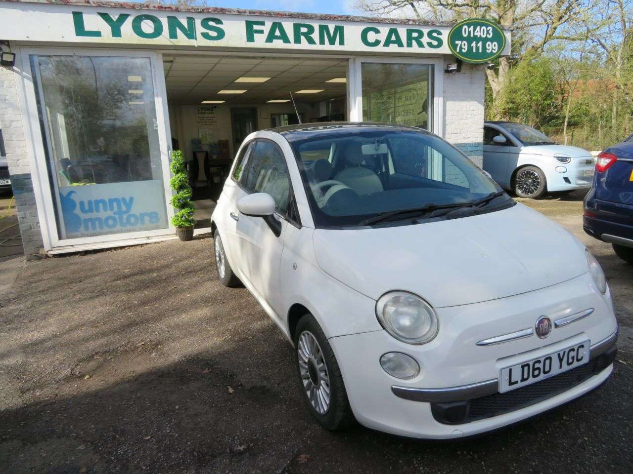 A 2010 FIAT 500 1.2 Lounge Hatchback 3dr Petrol Manual Euro 5 (s/s) (69 bhp) SUNROOF + 15" A 2010 FIAT 500 1.2 Lounge Hatchback 3dr Petrol Manual Euro 5 (s/s) (69 bhp) SUNROOF + 15"