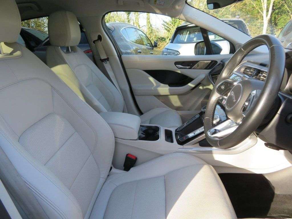 A 2020 JAGUAR I-PACE 400 90kWh SE SUV 5dr Electric Automatic 4 Wheel Drive (400 ps) *FIXED PANOR A 2020 JAGUAR I-PACE 400 90kWh SE SUV 5dr Electric Automatic 4 Wheel Drive (400 ps) *FIXED PANOR