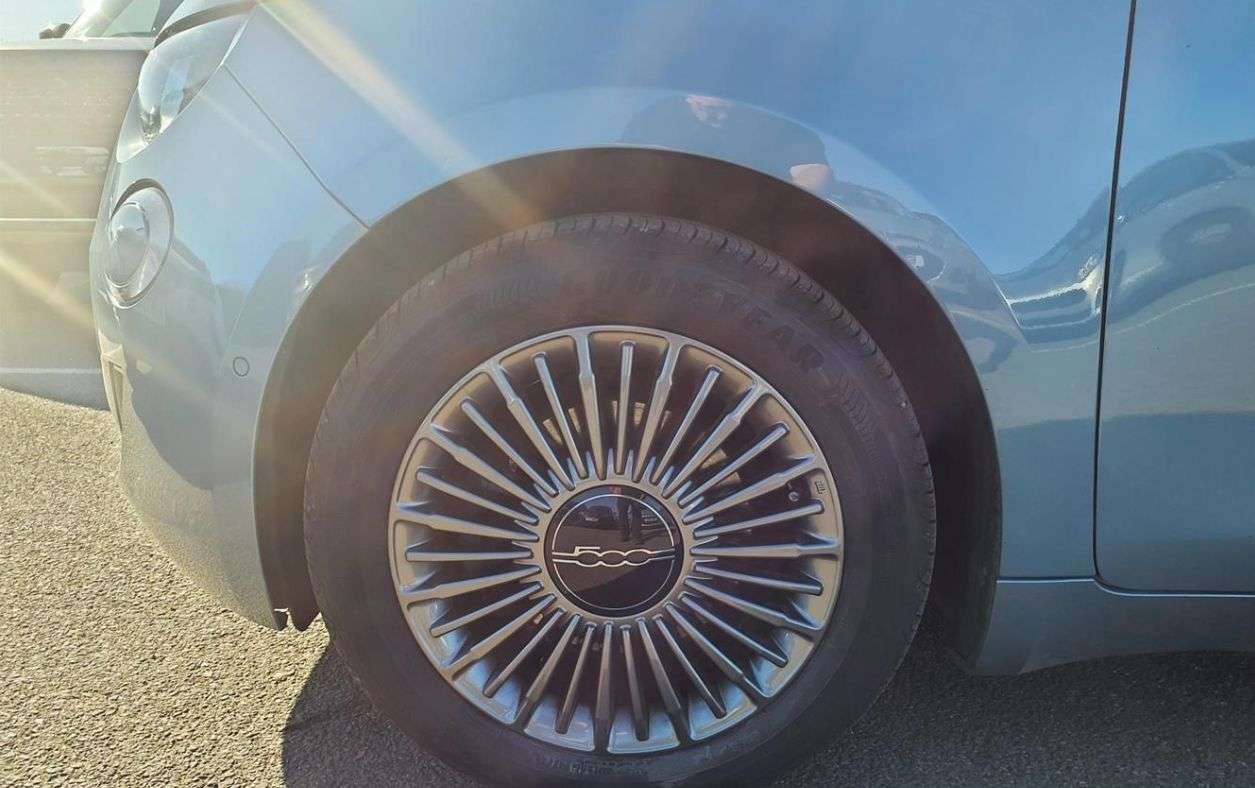 A 2022 FIAT 500E 42kWh Icon Hatchback 3dr Electric Automatic (118 ps) FIAT CO-DRIVER + COMFO A 2022 FIAT 500E 42kWh Icon Hatchback 3dr Electric Automatic (118 ps) FIAT CO-DRIVER + COMFO