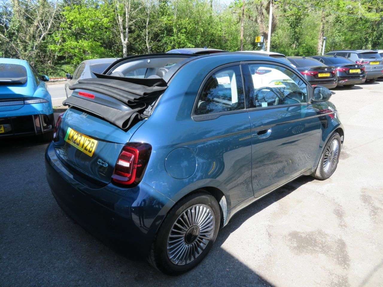 A 2023 FIAT 500E C 42kWh Icon Convertible 2dr Electric Automatic (118 ps) *OVER £1,000 EXTRAS* A 2023 FIAT 500E C 42kWh Icon Convertible 2dr Electric Automatic (118 ps) *OVER £1,000 EXTRAS*