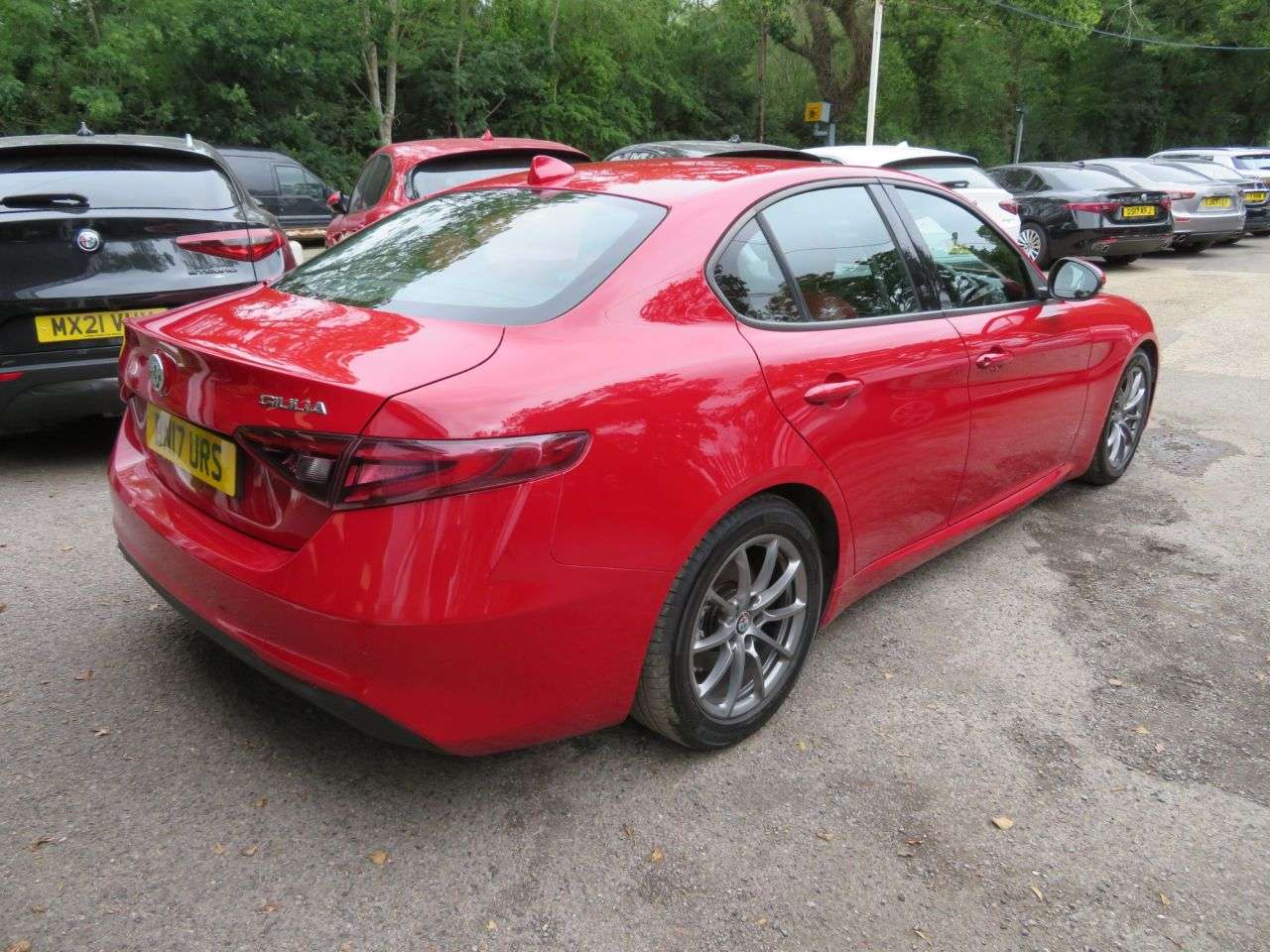 A 2017 ALFA ROMEO GIULIA 2.0T Super Saloon 4dr Petrol Auto Euro 6 (s/s) (200 ps) NAV + SENSORS + DAB A 2017 ALFA ROMEO GIULIA 2.0T Super Saloon 4dr Petrol Auto Euro 6 (s/s) (200 ps) NAV + SENSORS + DAB