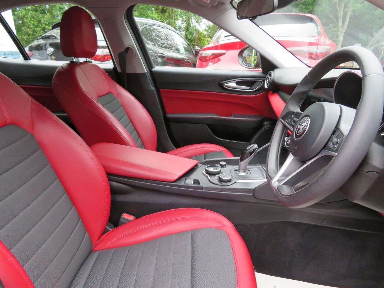 A 2017 ALFA ROMEO GIULIA 2.0T Super Saloon 4dr Petrol Auto Euro 6 (s/s) (200 ps) NAV + SENSORS + DAB A 2017 ALFA ROMEO GIULIA 2.0T Super Saloon 4dr Petrol Auto Euro 6 (s/s) (200 ps) NAV + SENSORS + DAB