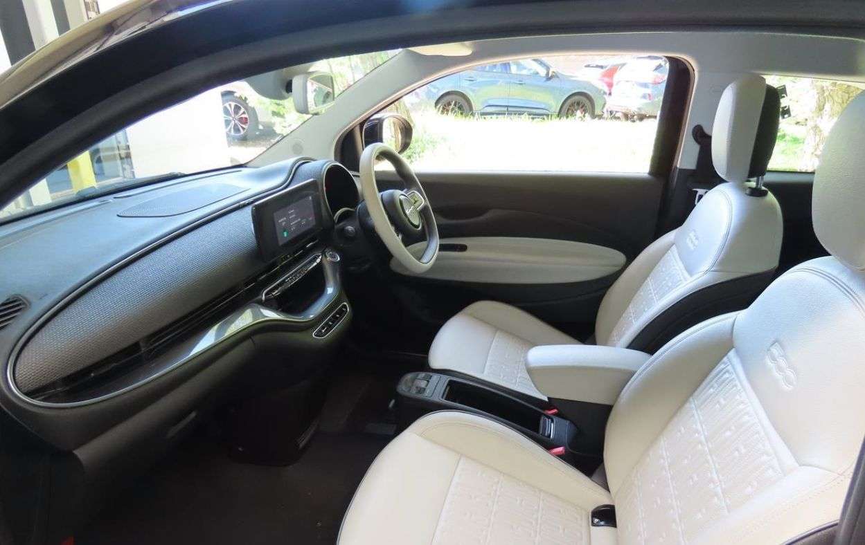 A 2022 FIAT 500E 42kWh La Prima Hatchback 3dr Electric Automatic (118 ps) A 2022 FIAT 500E 42kWh La Prima Hatchback 3dr Electric Automatic (118 ps)