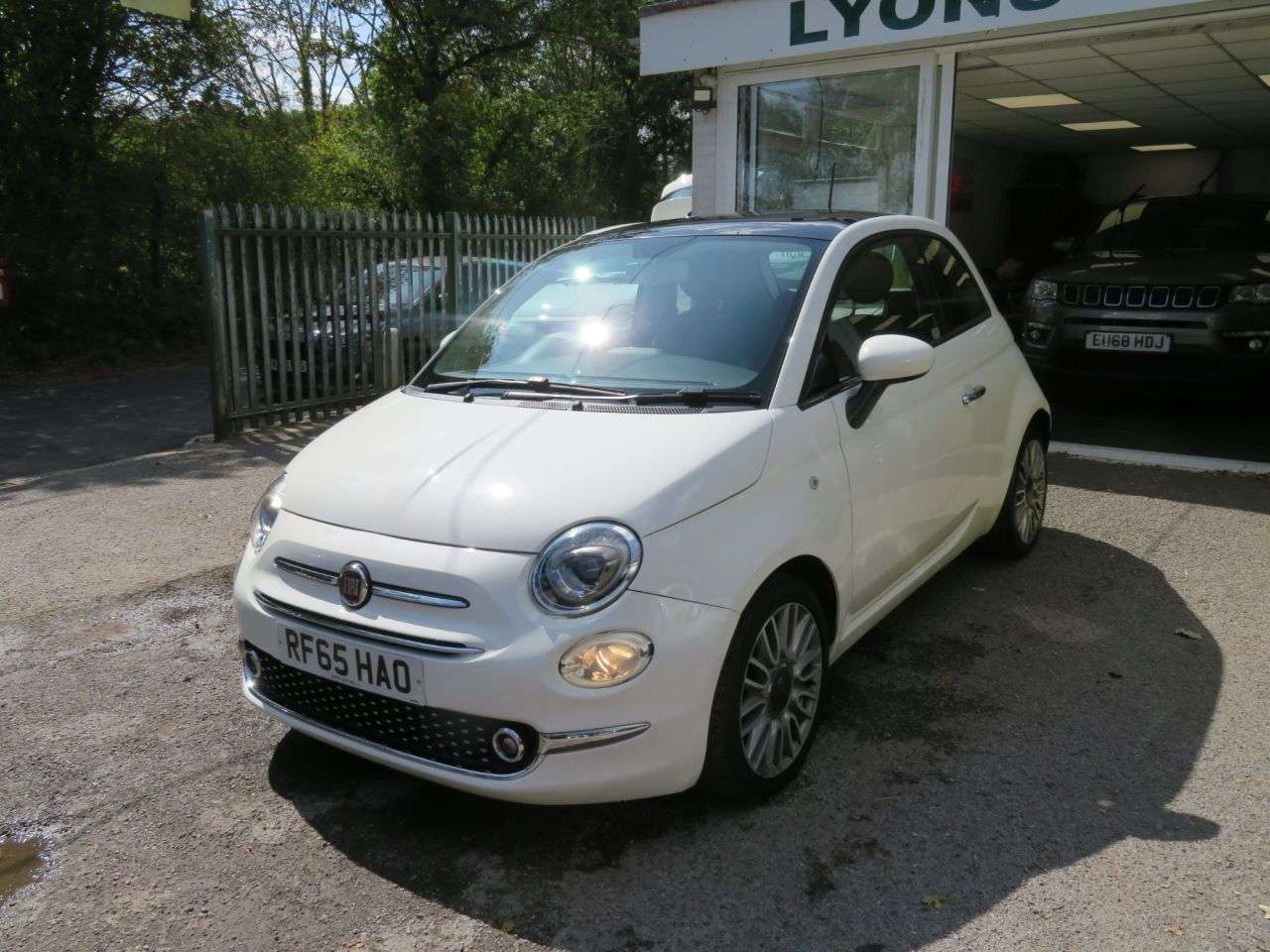 A 2015 FIAT 500 0.9 TwinAir Lounge Hatchback 3dr Petrol Dualogic Euro 6 (s/s) (85 bhp) Auto A 2015 FIAT 500 0.9 TwinAir Lounge Hatchback 3dr Petrol Dualogic Euro 6 (s/s) (85 bhp) Auto