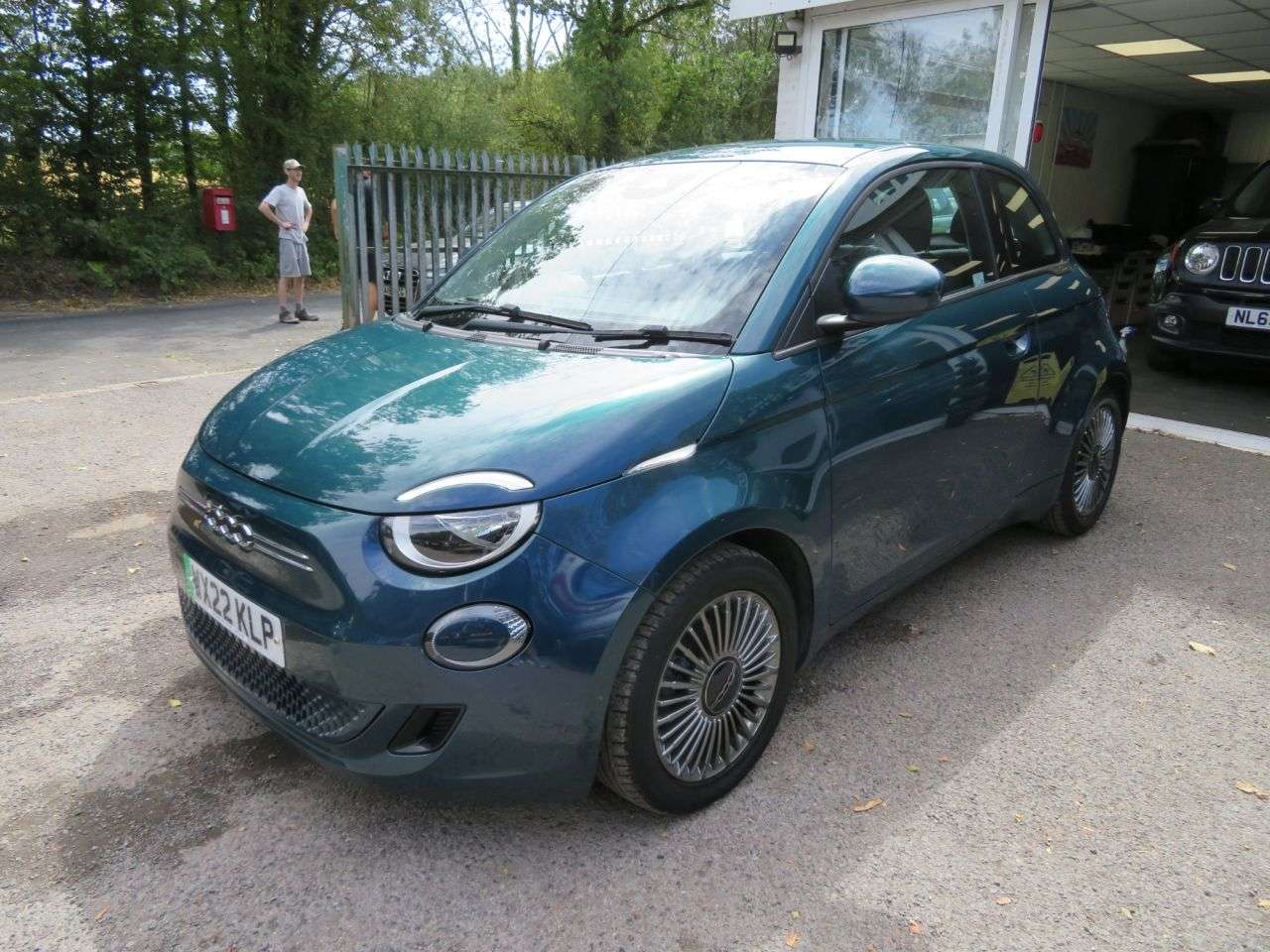 A 2022 FIAT 500E 42kWh Icon Hatchback 3dr Electric Automatic (118 ps) WIRELESS APPLE CARPLAY A 2022 FIAT 500E 42kWh Icon Hatchback 3dr Electric Automatic (118 ps) WIRELESS APPLE CARPLAY