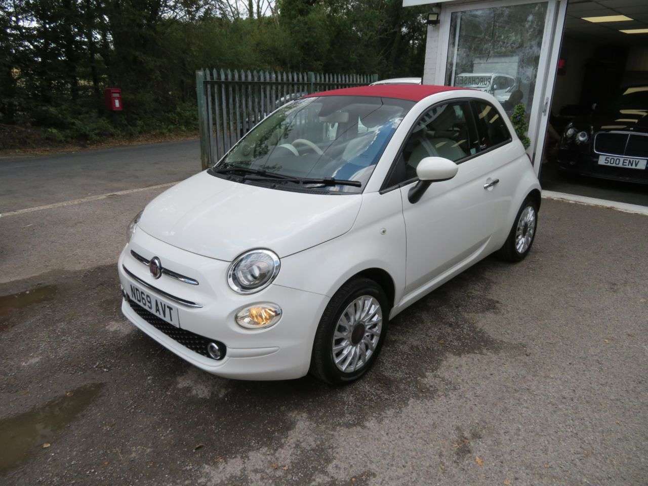 A 2019 FIAT 500C 1.2 Lounge Convertible 2dr Petrol Manual Euro 6 (s/s) (69 bhp) APPLE CARPLA A 2019 FIAT 500C 1.2 Lounge Convertible 2dr Petrol Manual Euro 6 (s/s) (69 bhp) APPLE CARPLA