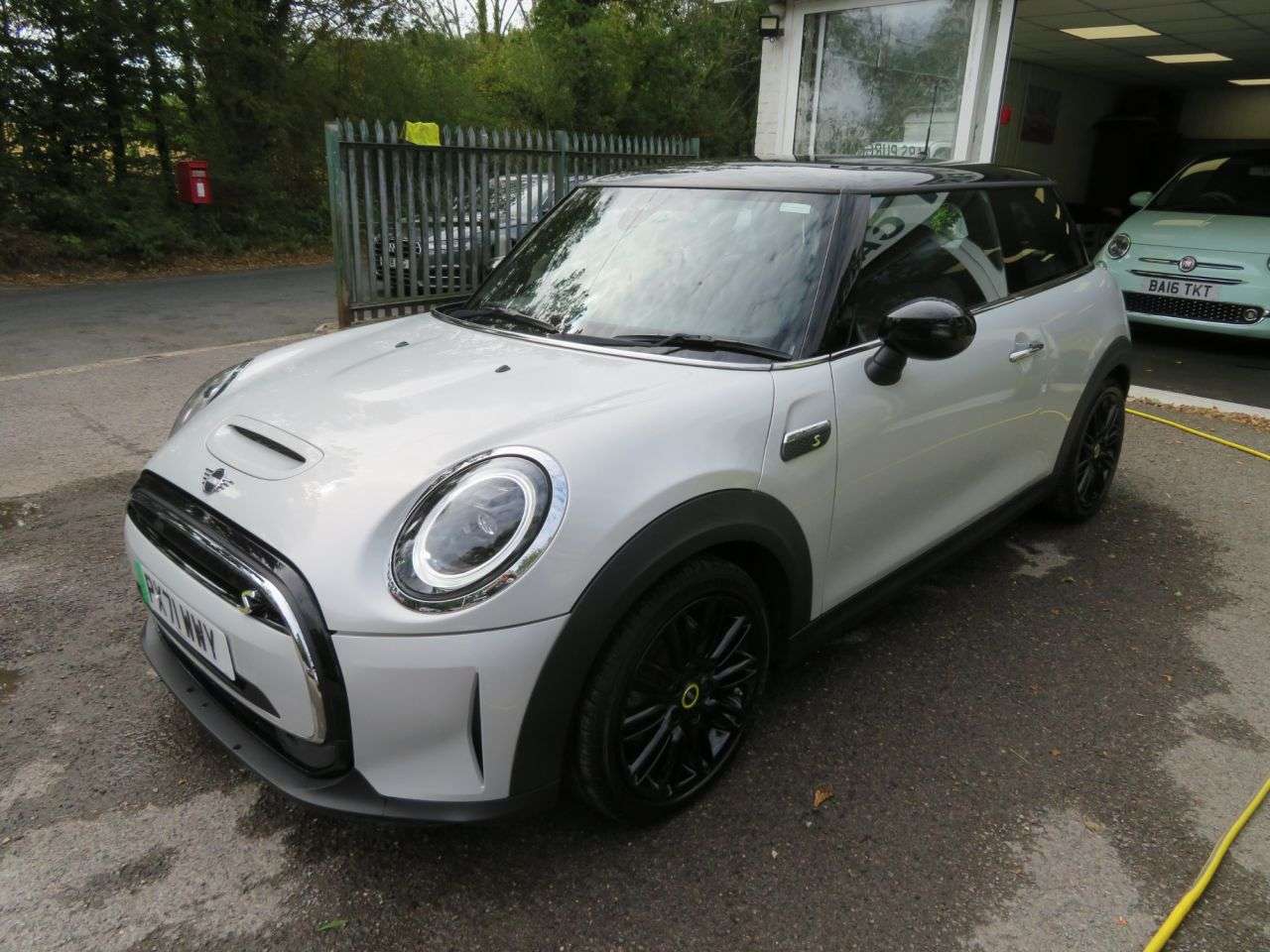 A 2021 MINI ELECTRIC HATCH Cooper SE 32.6kWh Level 2 Hatchback 3dr Electric Automatic (184 ps) CAMERA A 2021 MINI ELECTRIC HATCH Cooper SE 32.6kWh Level 2 Hatchback 3dr Electric Automatic (184 ps) CAMERA