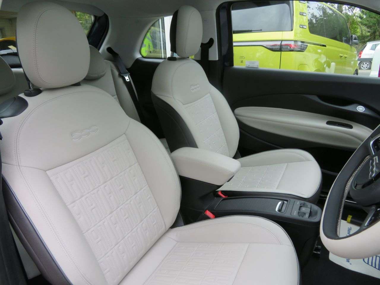 A 2021 FIAT 500E 42kWh La Prima Hatchback 3dr Electric Automatic (118 ps) PANO ROOF + 17" AL A 2021 FIAT 500E 42kWh La Prima Hatchback 3dr Electric Automatic (118 ps) PANO ROOF + 17" AL