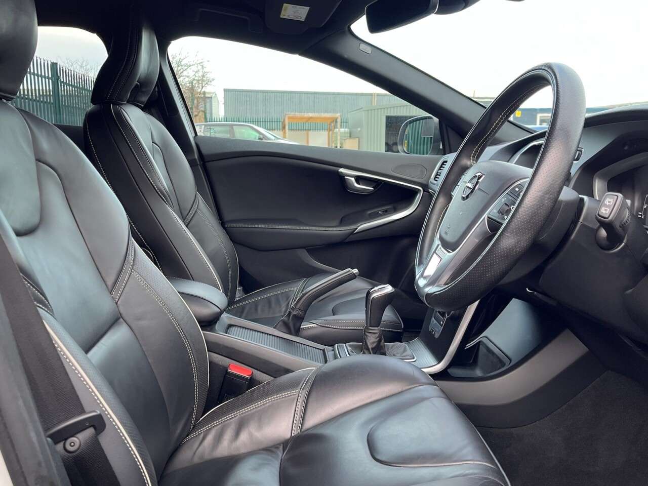 2019 VOLVO V40 2019 VOLVO V40