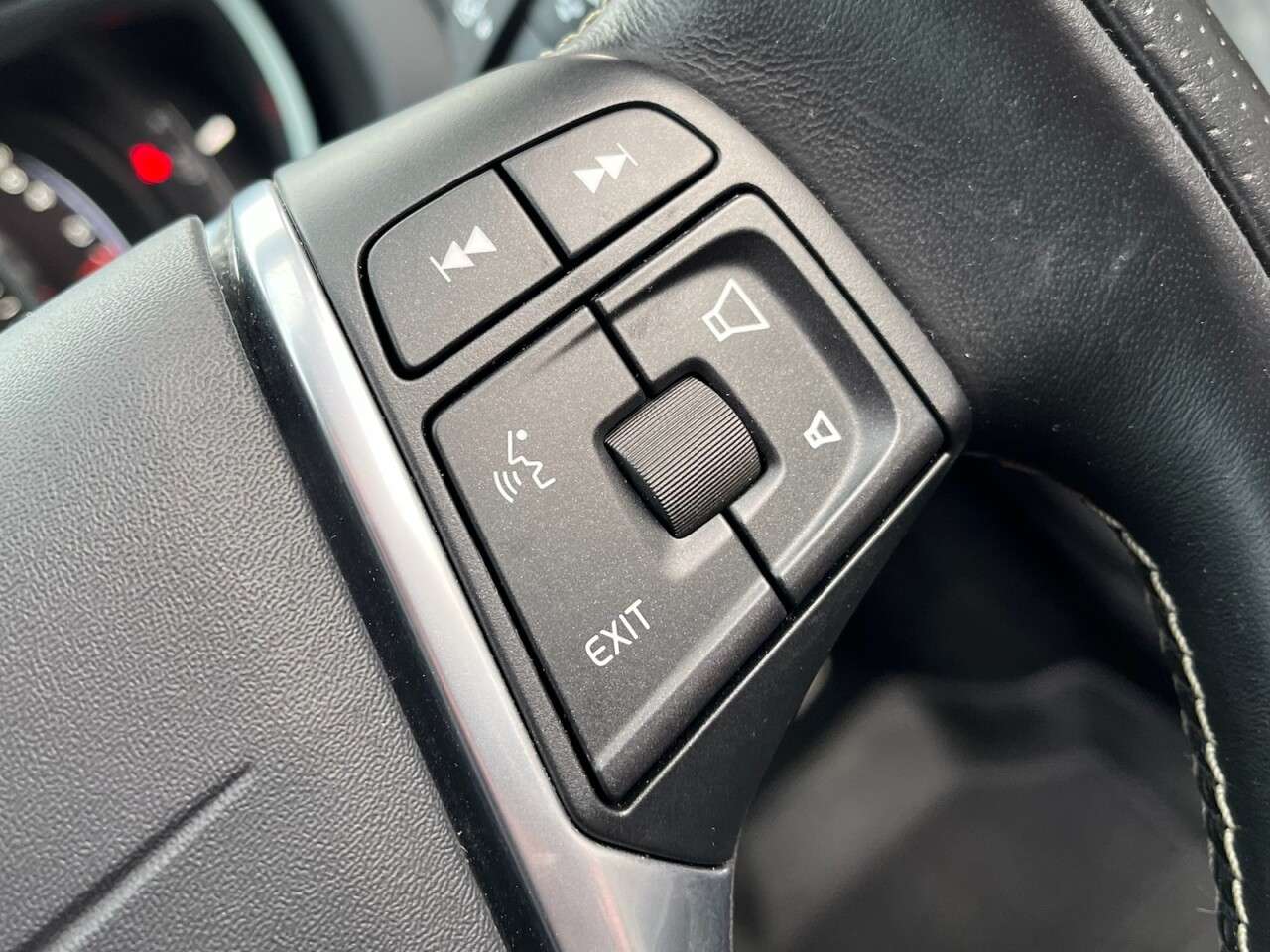 2019 VOLVO V40 2019 VOLVO V40