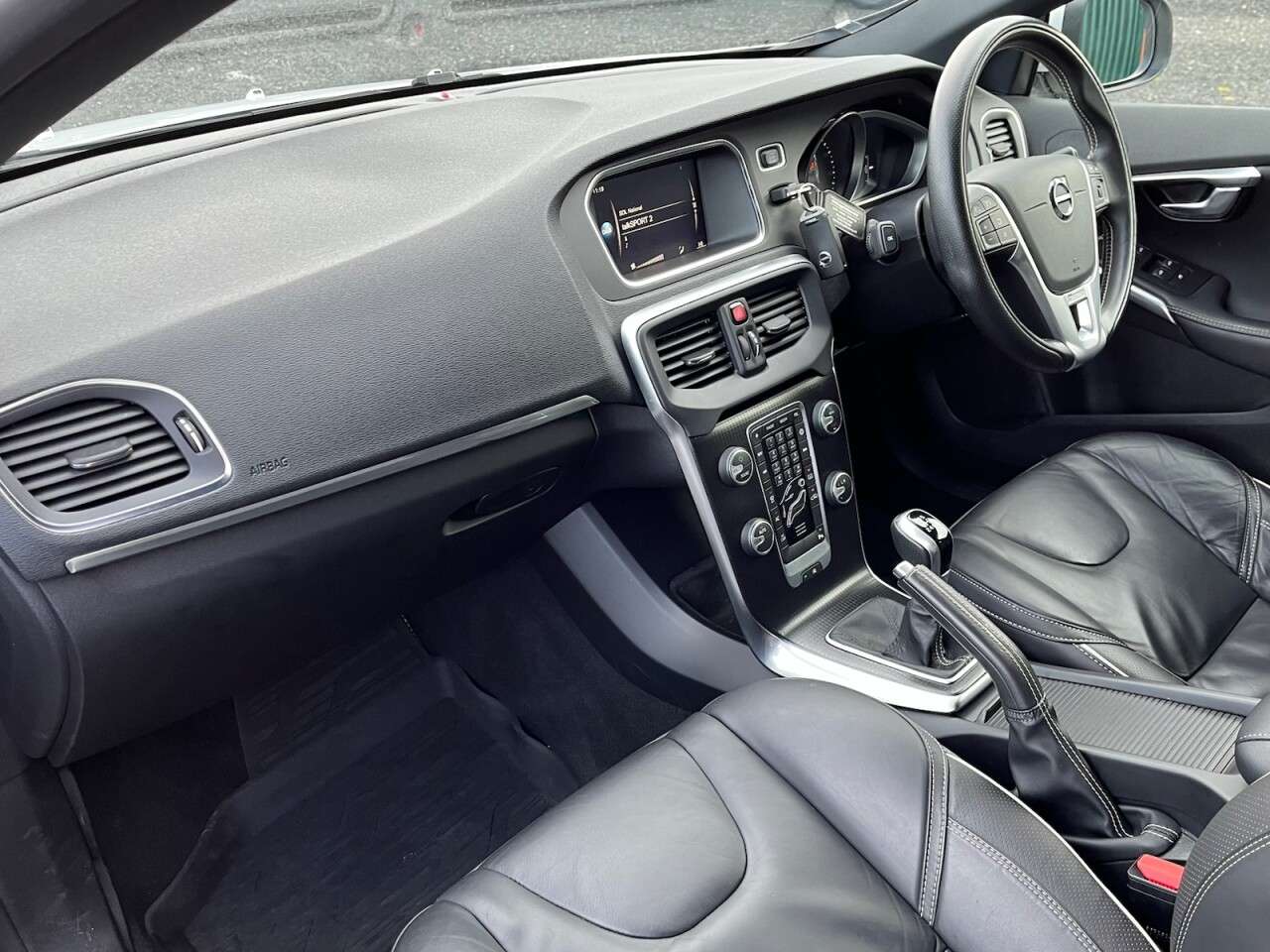 2019 VOLVO V40 2019 VOLVO V40