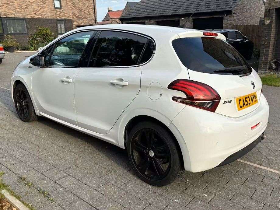 A 2016 PEUGEOT 208 1.6 BlueHDi GT Line Hatchback 5dr Diesel Manual Euro 6 (100 ps) A 2016 PEUGEOT 208 1.6 BlueHDi GT Line Hatchback 5dr Diesel Manual Euro 6 (100 ps)