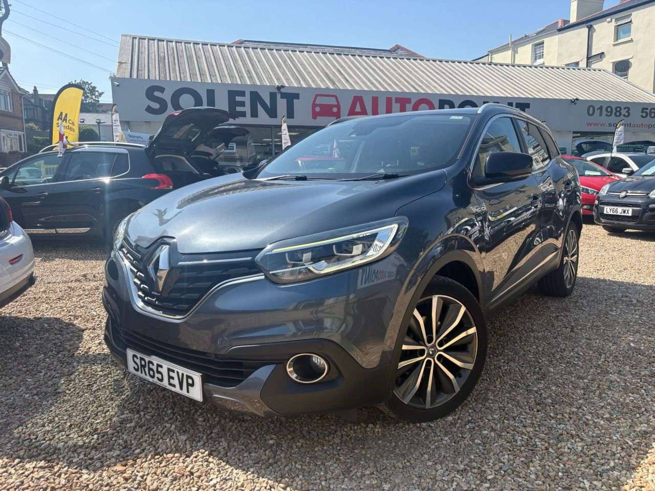 A 2015 RENAULT KADJAR 1.5 dCi Signature Nav SUV 5dr Diesel AUTOMATIC Euro 6 (s/s) (110 ps) A 2015 RENAULT KADJAR 1.5 dCi Signature Nav SUV 5dr Diesel AUTOMATIC Euro 6 (s/s) (110 ps)