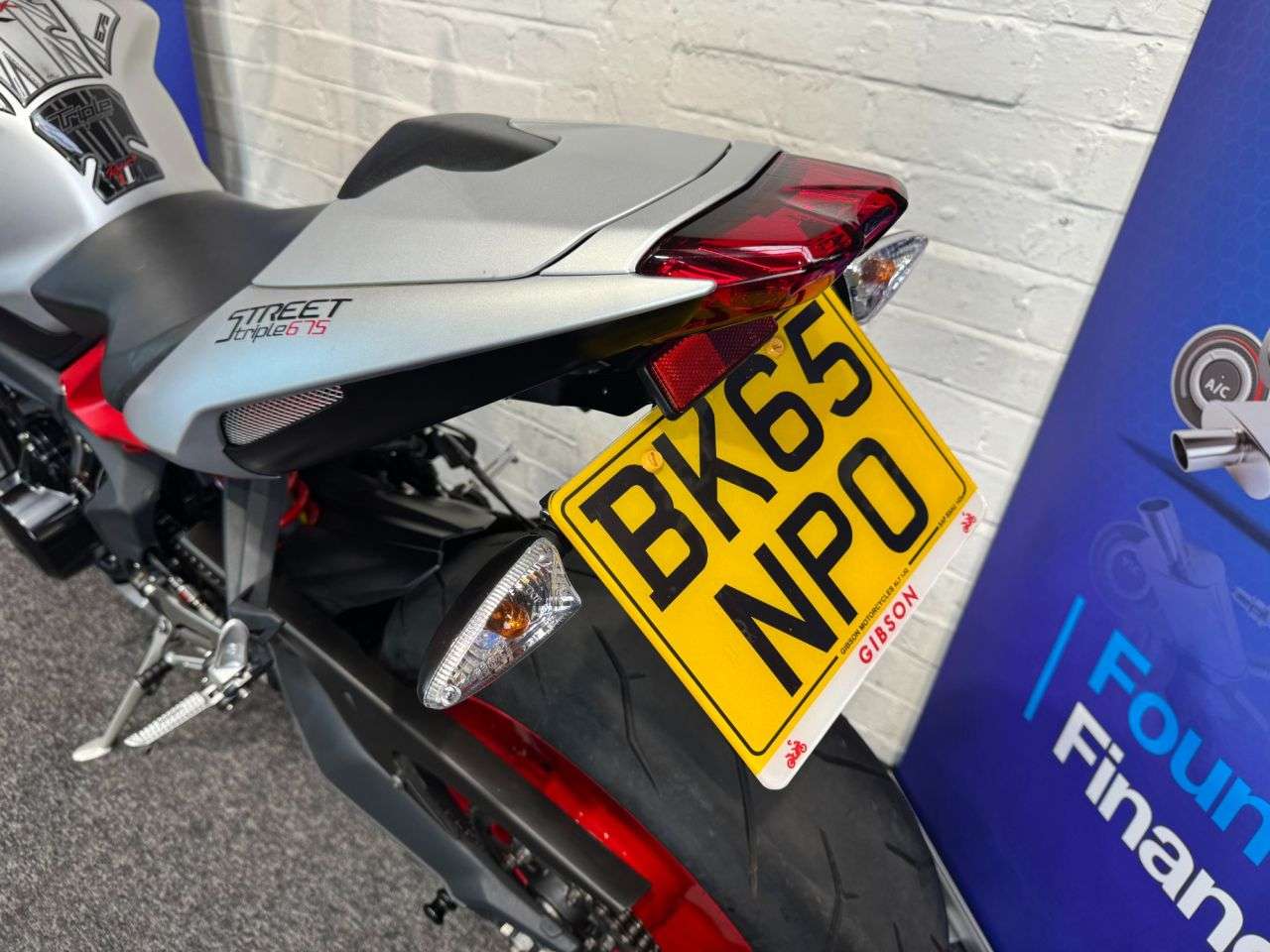 2015 TRIUMPH STREET TRIPLE 675 2015 TRIUMPH STREET TRIPLE 675