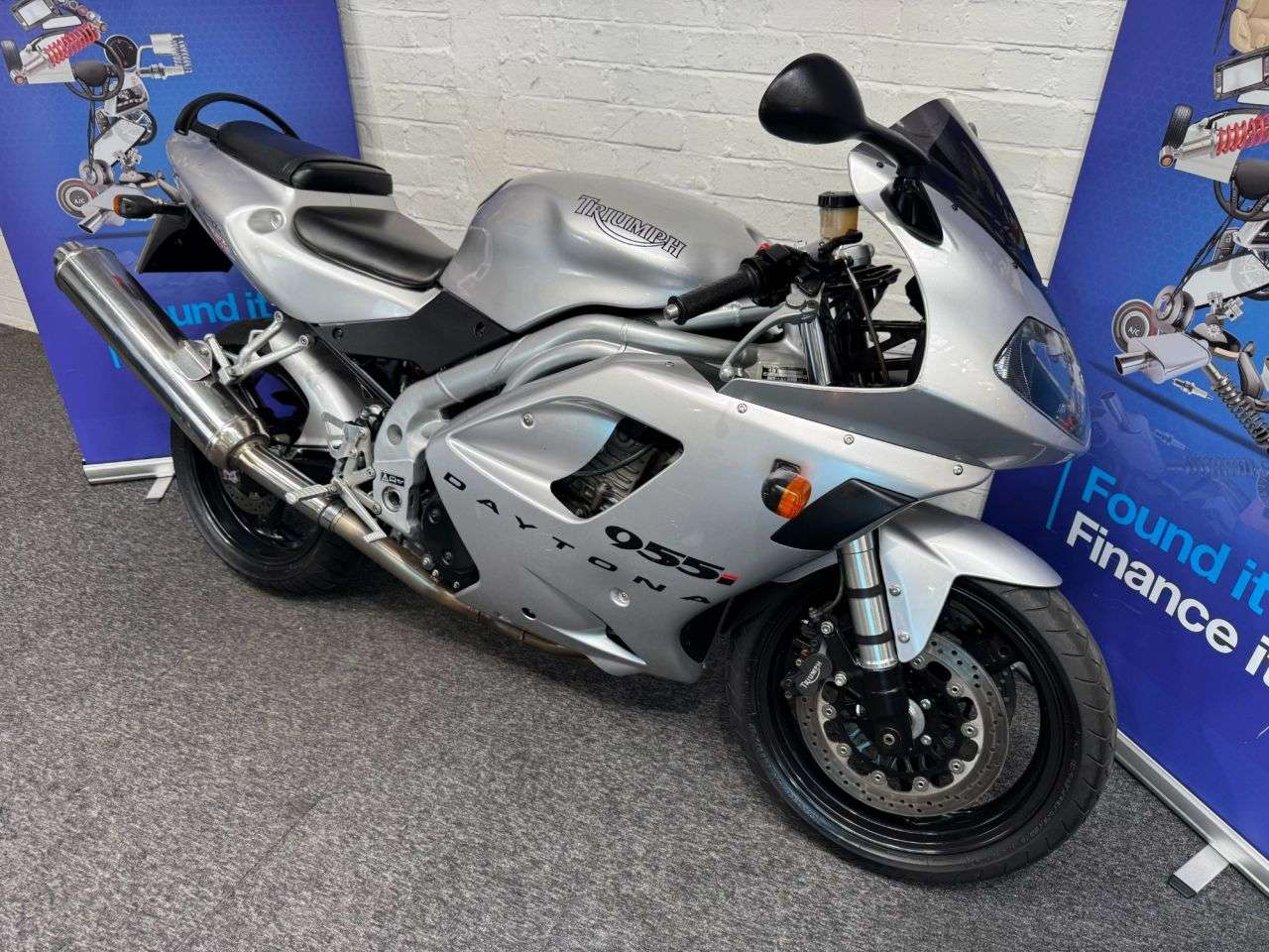 A 2001 TRIUMPH DAYTONA 955 DAYTONA 955 FINANCE WARRANTY DELIVERY A 2001 TRIUMPH DAYTONA 955 DAYTONA 955 FINANCE WARRANTY DELIVERY