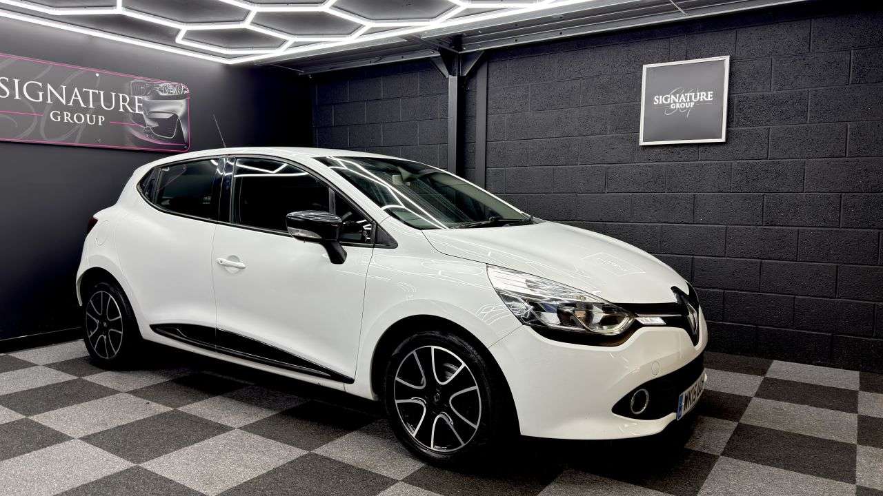 A 2015 RENAULT CLIO 0.9 TCe Dynamique MediaNav Hatchback 5dr Petrol Manual Euro 5 (s/s) (90 ps) A 2015 RENAULT CLIO 0.9 TCe Dynamique MediaNav Hatchback 5dr Petrol Manual Euro 5 (s/s) (90 ps)