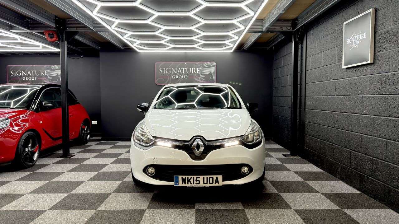 A 2015 RENAULT CLIO 0.9 TCe Dynamique MediaNav Hatchback 5dr Petrol Manual Euro 5 (s/s) (90 ps) A 2015 RENAULT CLIO 0.9 TCe Dynamique MediaNav Hatchback 5dr Petrol Manual Euro 5 (s/s) (90 ps)