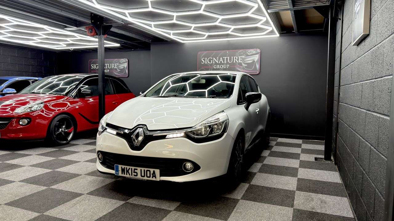 A 2015 RENAULT CLIO 0.9 TCe Dynamique MediaNav Hatchback 5dr Petrol Manual Euro 5 (s/s) (90 ps) A 2015 RENAULT CLIO 0.9 TCe Dynamique MediaNav Hatchback 5dr Petrol Manual Euro 5 (s/s) (90 ps)