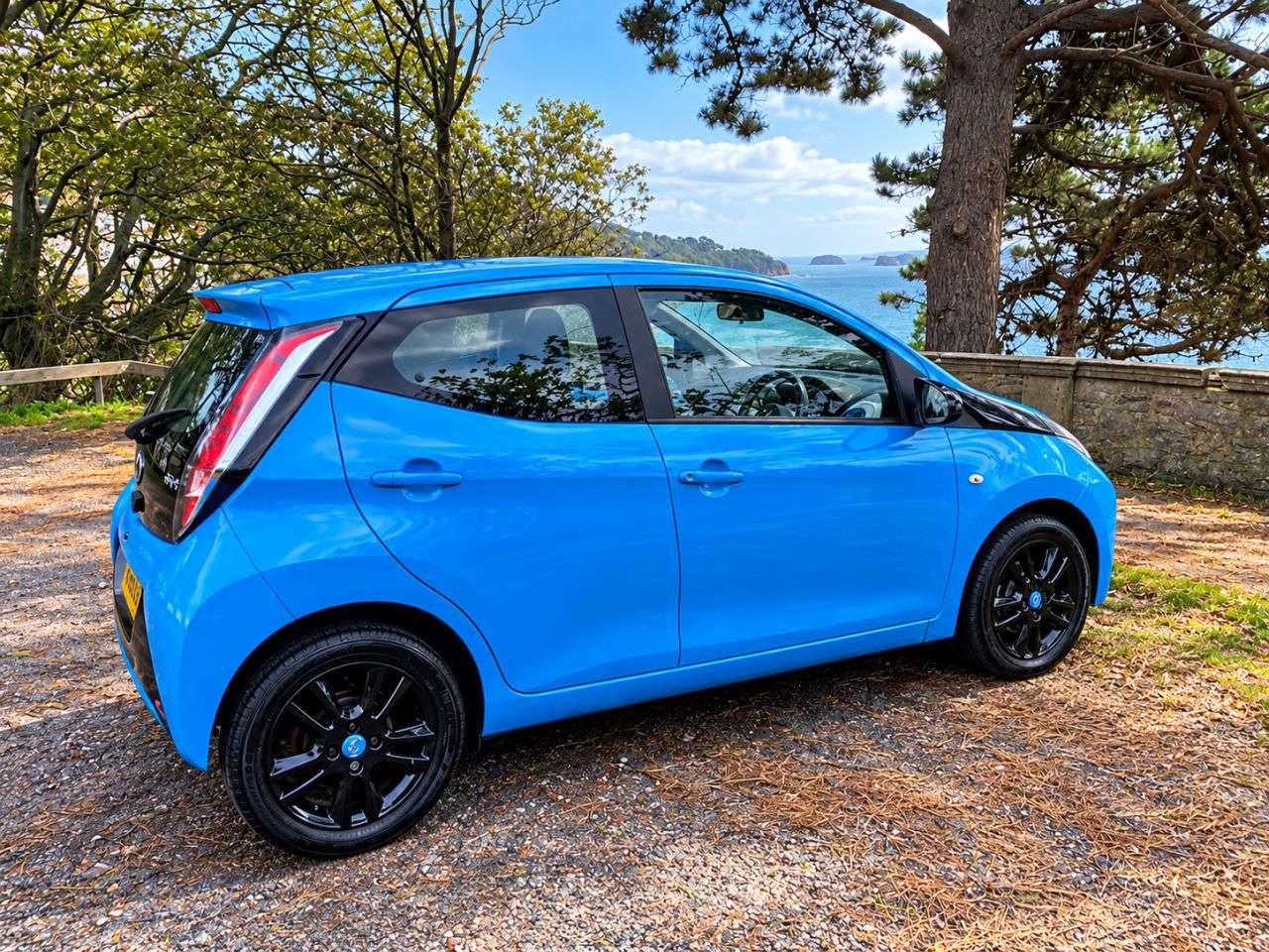 A 2015 TOYOTA AYGO 1.0 VVT-i x-cite Hatchback 5dr Petrol x-shift Euro 6 (68 ps) A 2015 TOYOTA AYGO 1.0 VVT-i x-cite Hatchback 5dr Petrol x-shift Euro 6 (68 ps)