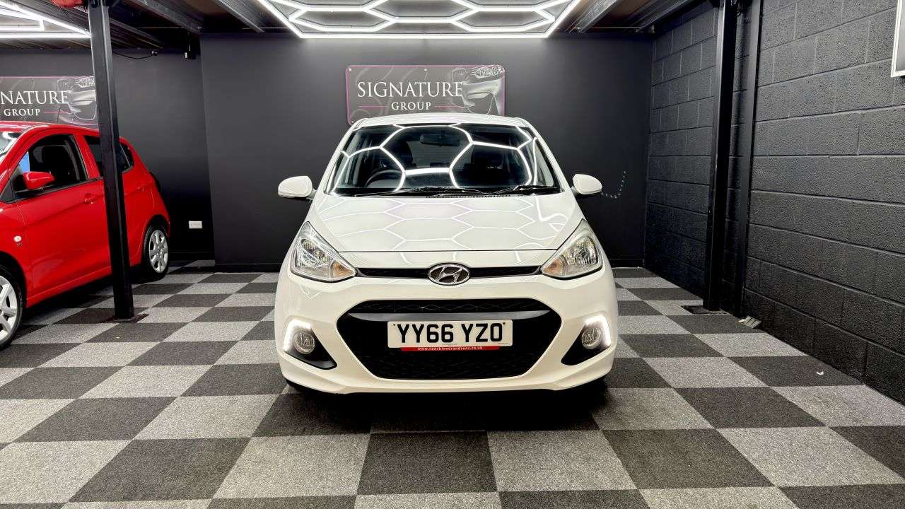 A 2017 HYUNDAI I10 1.0 Blue Drive Premium Hatchback 5dr Petrol Manual Euro 6 (s/s) (66 ps) A 2017 HYUNDAI I10 1.0 Blue Drive Premium Hatchback 5dr Petrol Manual Euro 6 (s/s) (66 ps)