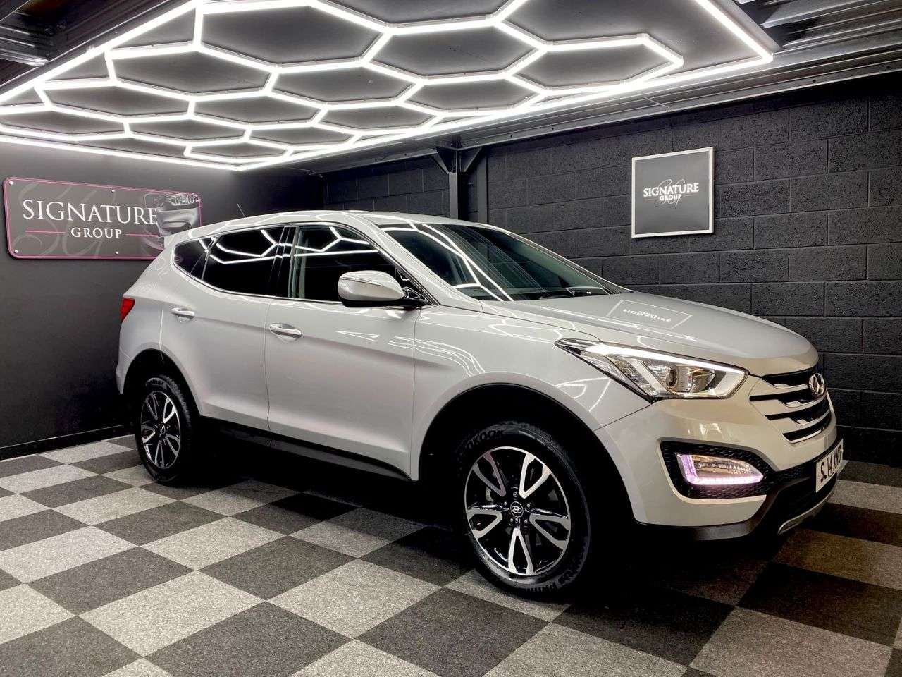A 2014 HYUNDAI SANTA FE 2.2 CRDi Style SUV 5dr Diesel Auto 4WD Euro 5 (5 seat) (194 bhp) A 2014 HYUNDAI SANTA FE 2.2 CRDi Style SUV 5dr Diesel Auto 4WD Euro 5 (5 seat) (194 bhp)