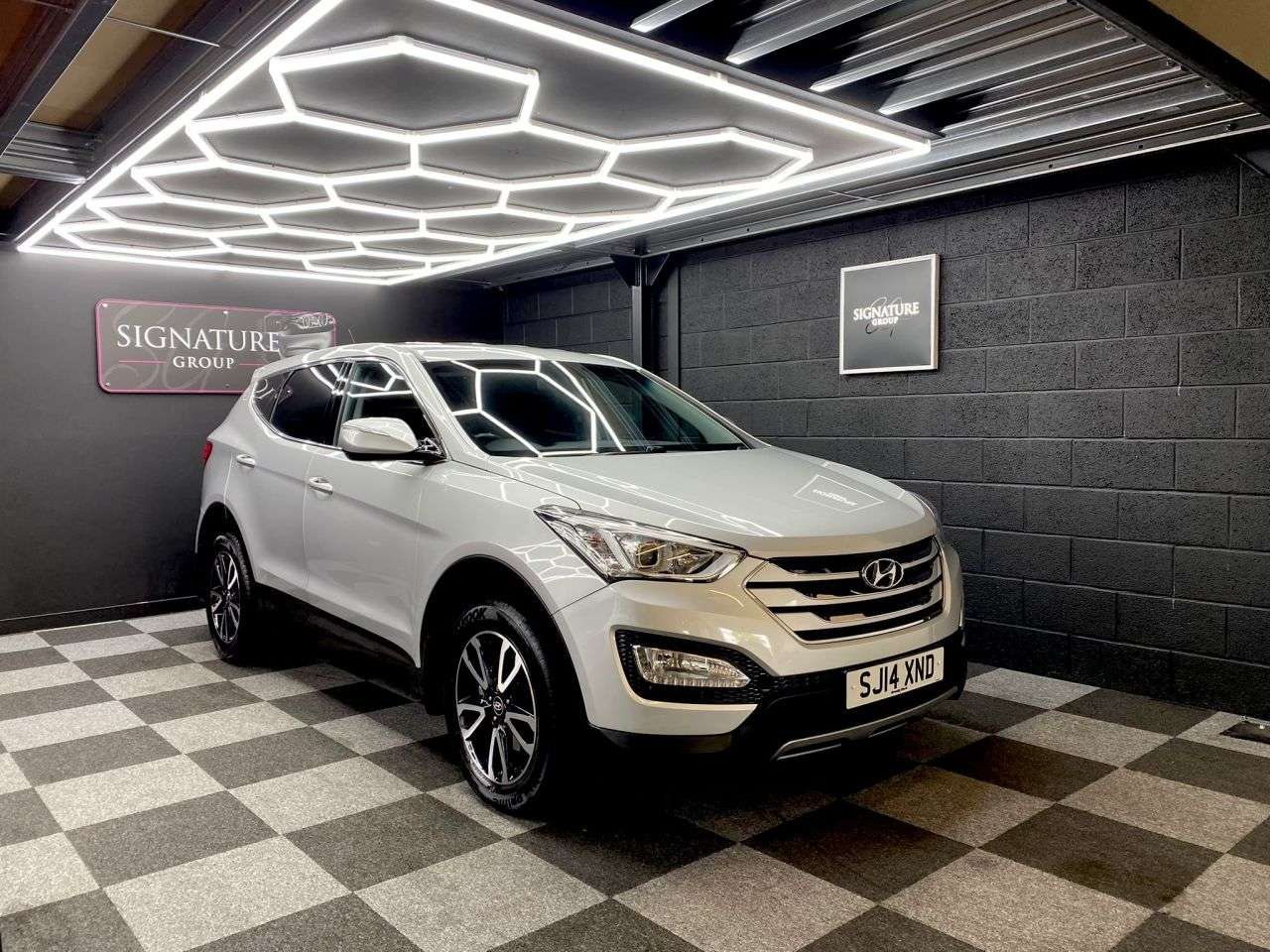 A 2014 HYUNDAI SANTA FE 2.2 CRDi Style SUV 5dr Diesel Auto 4WD Euro 5 (5 seat) (194 bhp) A 2014 HYUNDAI SANTA FE 2.2 CRDi Style SUV 5dr Diesel Auto 4WD Euro 5 (5 seat) (194 bhp)