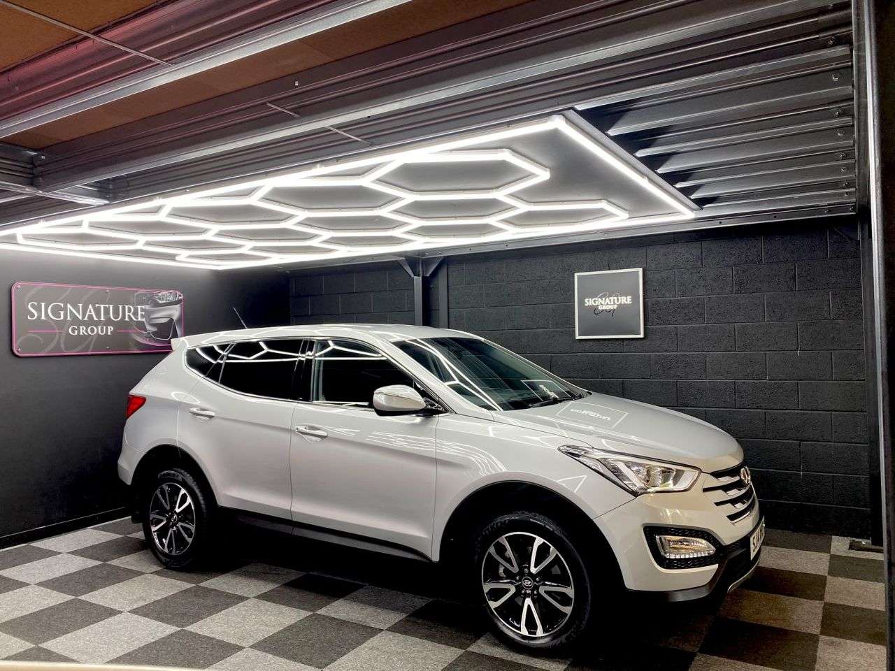 A 2014 HYUNDAI SANTA FE 2.2 CRDi Style SUV 5dr Diesel Auto 4WD Euro 5 (5 seat) (194 bhp) A 2014 HYUNDAI SANTA FE 2.2 CRDi Style SUV 5dr Diesel Auto 4WD Euro 5 (5 seat) (194 bhp)