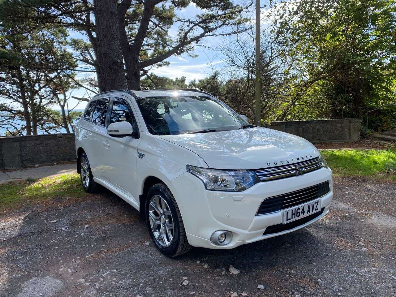 A 2014 MITSUBISHI OUTLANDER 2.0h 12kWh GX4h SUV 5dr Petrol Plug-in Hybrid CVT 4WD Euro 5 (s/s) (200 ps) A 2014 MITSUBISHI OUTLANDER 2.0h 12kWh GX4h SUV 5dr Petrol Plug-in Hybrid CVT 4WD Euro 5 (s/s) (200 ps)