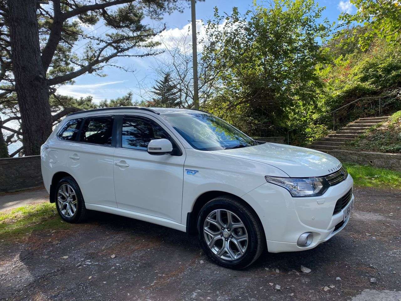 A 2014 MITSUBISHI OUTLANDER 2.0h 12kWh GX4h SUV 5dr Petrol Plug-in Hybrid CVT 4WD Euro 5 (s/s) (200 ps) A 2014 MITSUBISHI OUTLANDER 2.0h 12kWh GX4h SUV 5dr Petrol Plug-in Hybrid CVT 4WD Euro 5 (s/s) (200 ps)