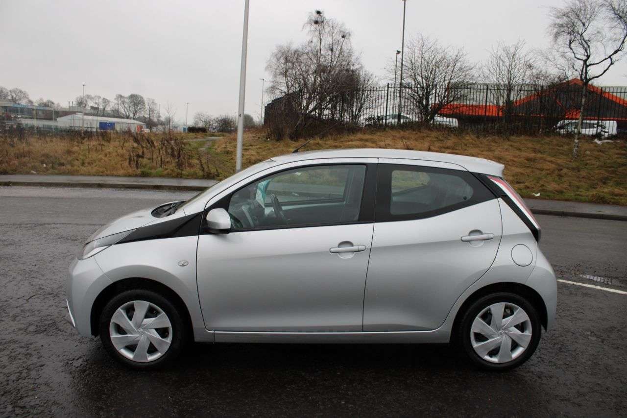 A 2016 TOYOTA AYGO 1.0 VVT-i x-play 2016,£20 Tax,68mpg,Bluetooth,DAB,Air Con,F.S.H,Ulez Compli A 2016 TOYOTA AYGO 1.0 VVT-i x-play 2016,£20 Tax,68mpg,Bluetooth,DAB,Air Con,F.S.H,Ulez Compli
