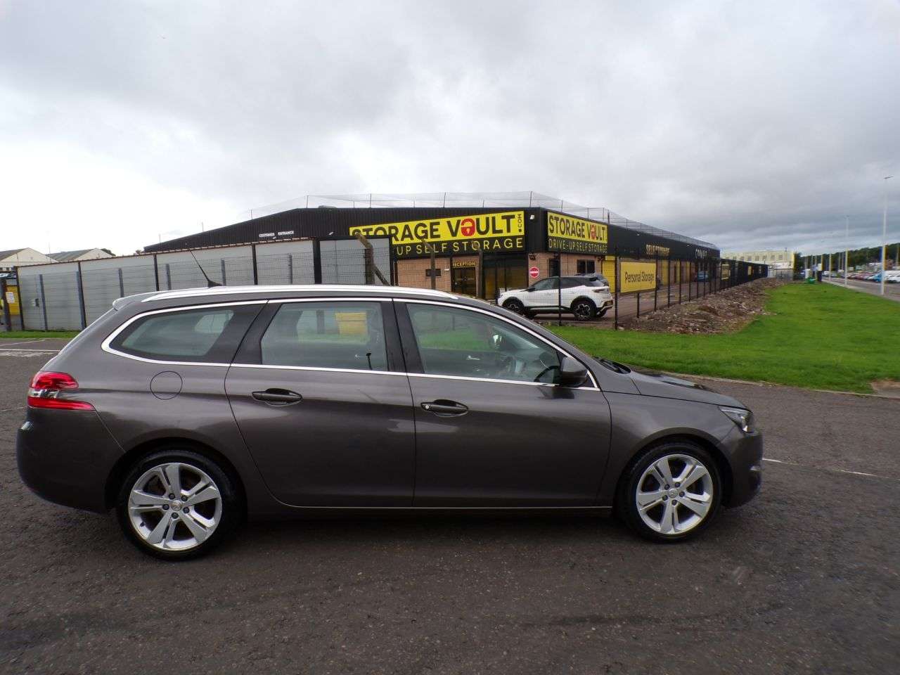 A 2017 PEUGEOT 308 SW 1.2 Allure Estate 2017.Sat Nav,Glass Roof,Parking Sensors,Cruise,DAB,Ulez C A 2017 PEUGEOT 308 SW 1.2 Allure Estate 2017.Sat Nav,Glass Roof,Parking Sensors,Cruise,DAB,Ulez C
