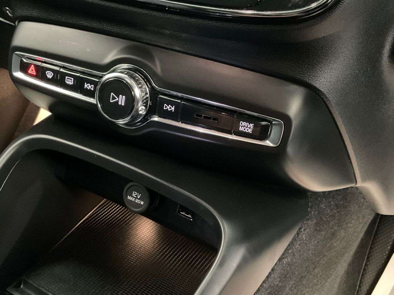 2020 VOLVO XC40 2020 VOLVO XC40