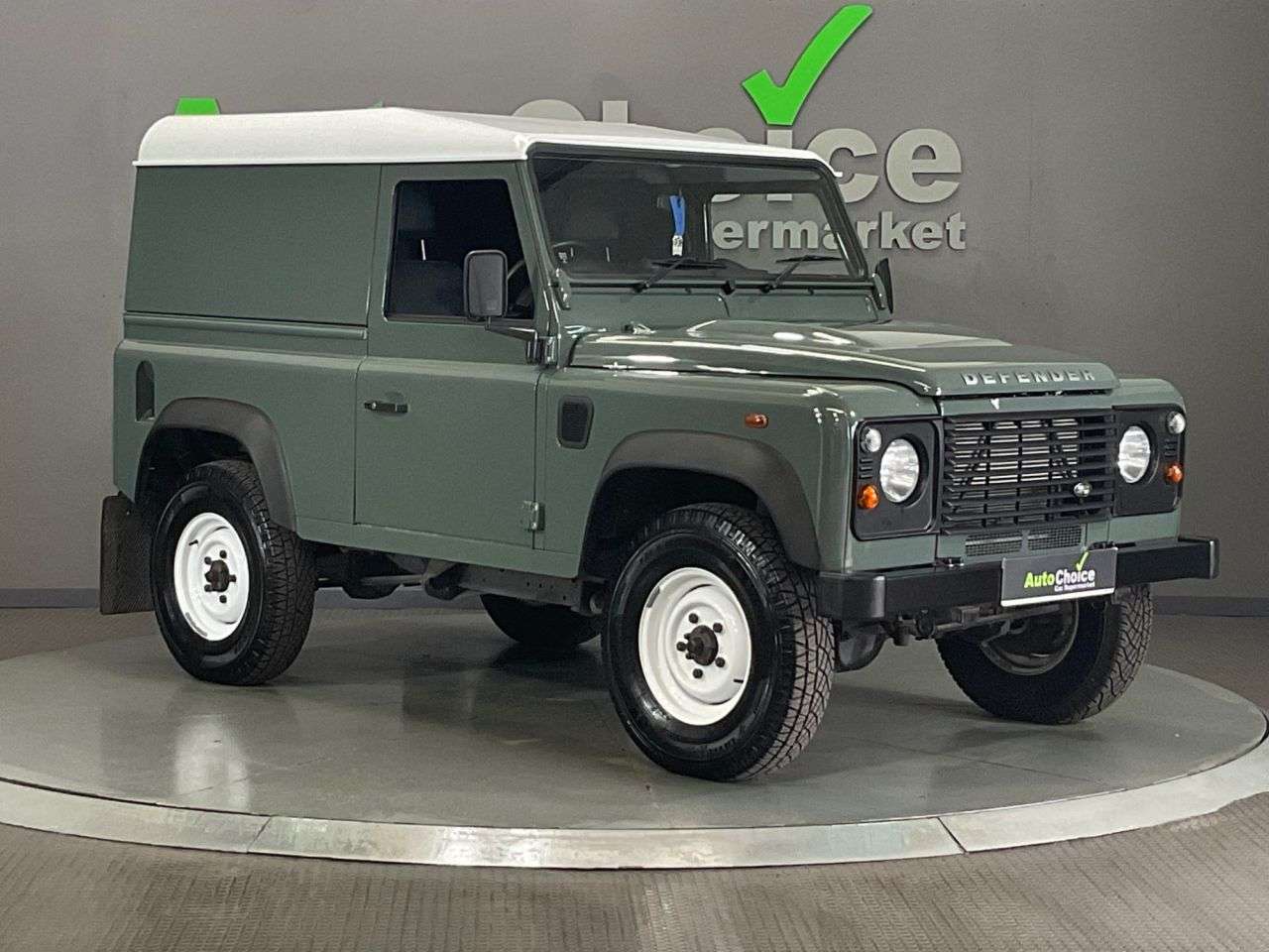 A 2014 LAND ROVER DEFENDER 2.2 TDCi Hard Top SUV 3dr Diesel Manual 4WD SWB Euro 5 (122 ps) *ONLY 2900m A 2014 LAND ROVER DEFENDER 2.2 TDCi Hard Top SUV 3dr Diesel Manual 4WD SWB Euro 5 (122 ps) *ONLY 2900m