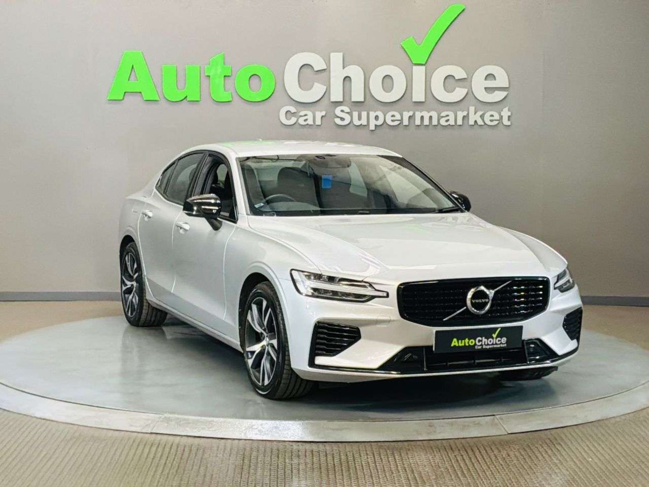 A 2022 VOLVO S60 2.0h T8 Recharge 18.8kWh R-Design Saloon 4dr Petrol Plug-in Hybrid Auto AWD A 2022 VOLVO S60 2.0h T8 Recharge 18.8kWh R-Design Saloon 4dr Petrol Plug-in Hybrid Auto AWD