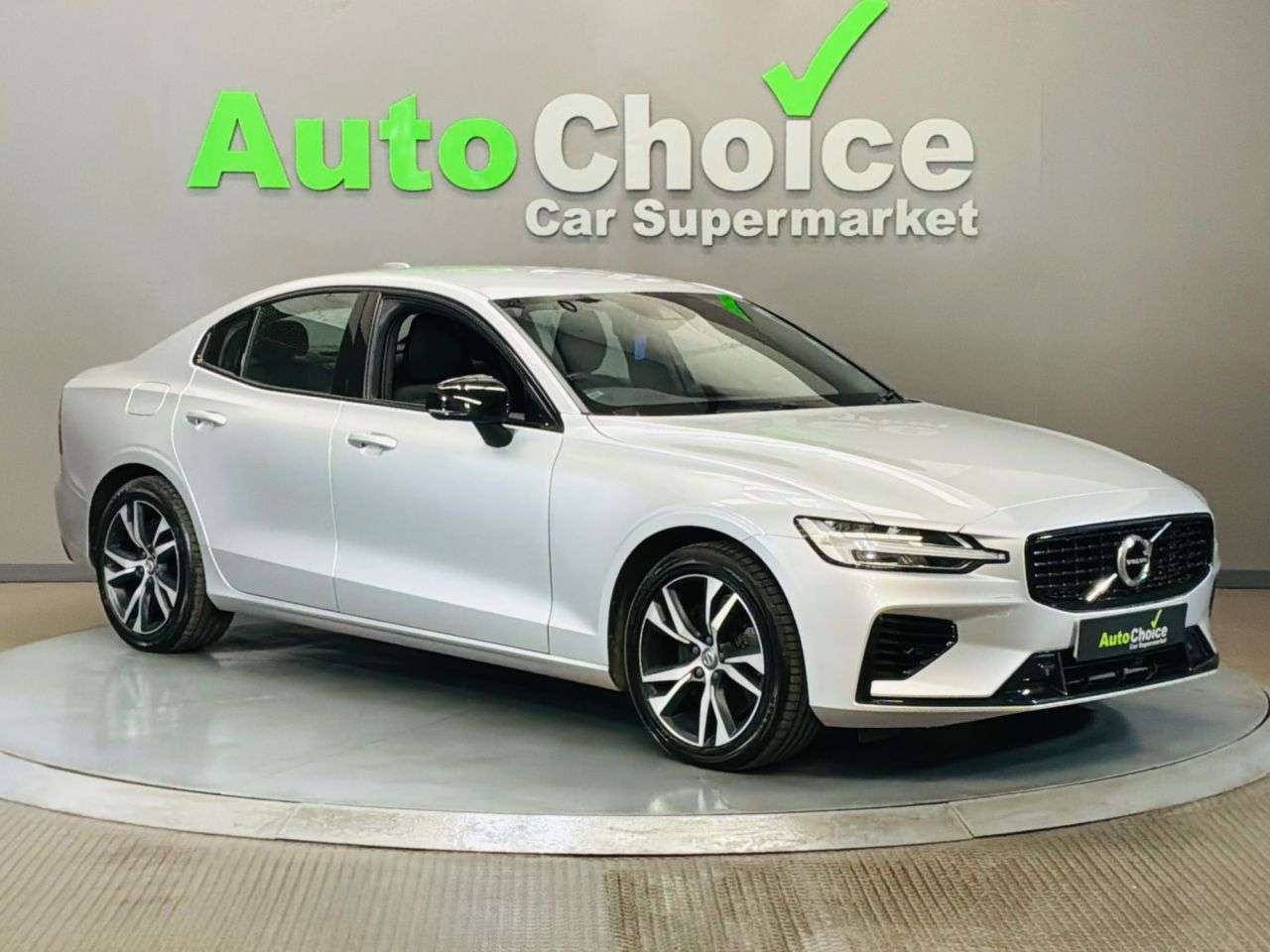 A 2022 VOLVO S60 2.0h T8 Recharge 18.8kWh R-Design Saloon 4dr Petrol Plug-in Hybrid Auto AWD A 2022 VOLVO S60 2.0h T8 Recharge 18.8kWh R-Design Saloon 4dr Petrol Plug-in Hybrid Auto AWD