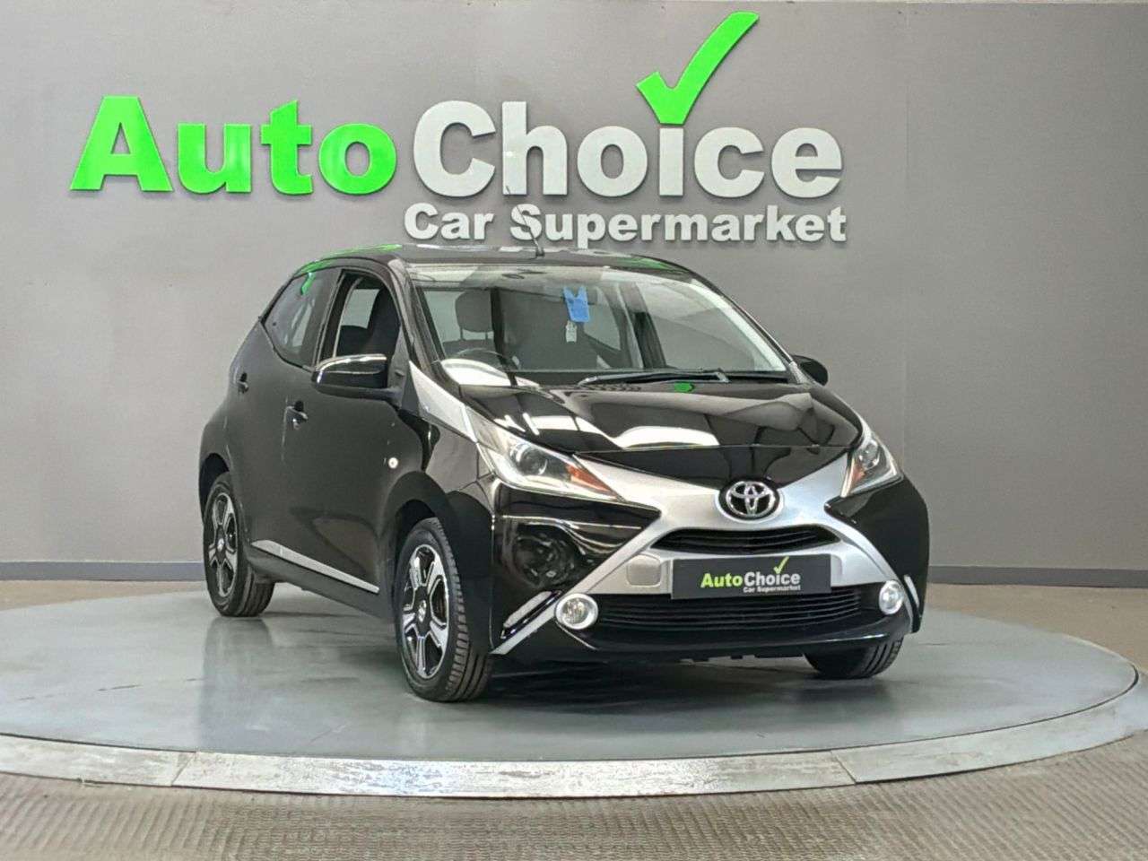 A 2015 TOYOTA AYGO 1.0 VVT-i x-clusiv Hatchback 5dr Petrol Manual Euro 5 Euro 5 (68 ps) in Bla A 2015 TOYOTA AYGO 1.0 VVT-i x-clusiv Hatchback 5dr Petrol Manual Euro 5 Euro 5 (68 ps) in Bla