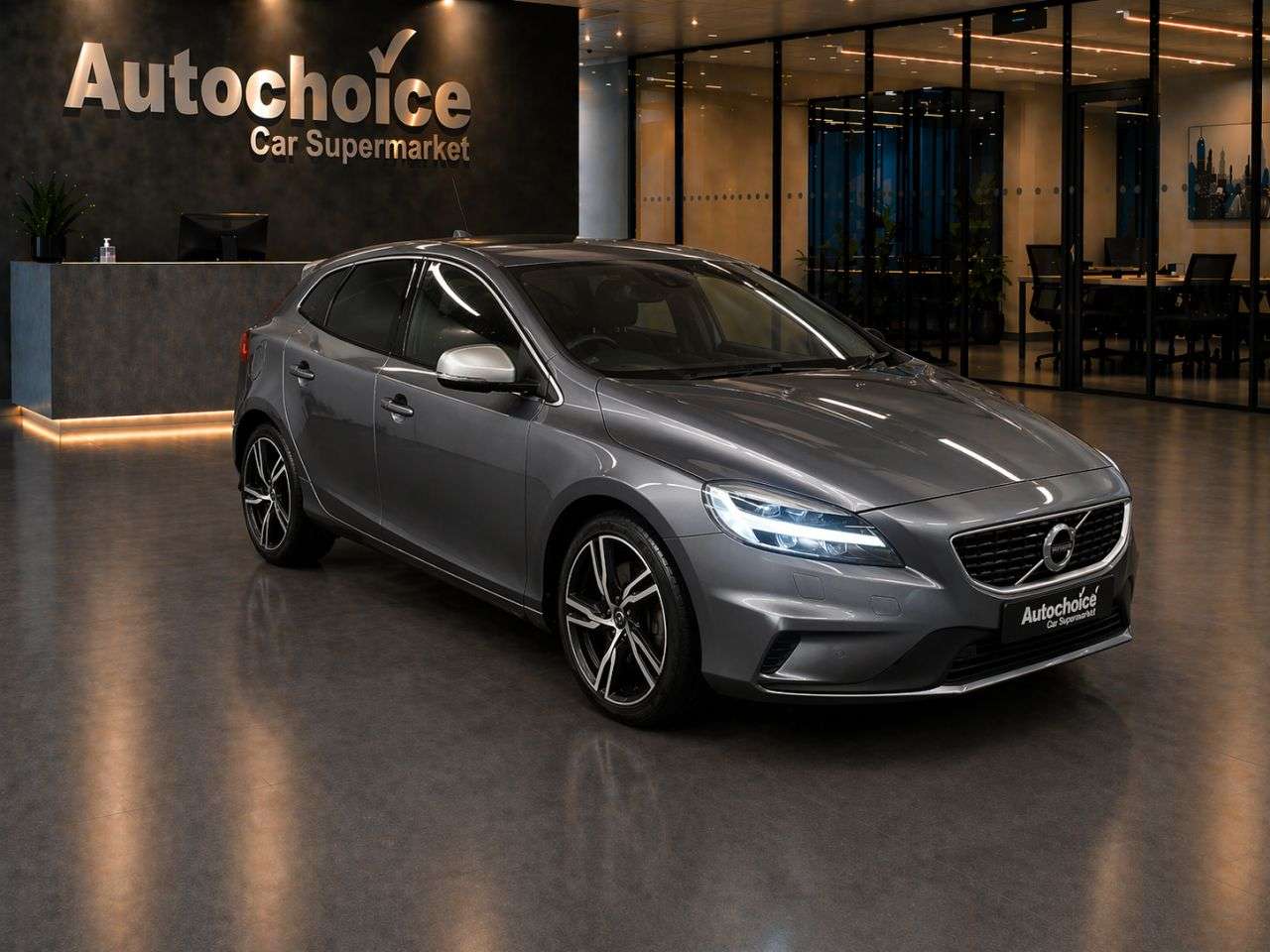 A 2019 VOLVO V40 1.5 T2 R-Design Edition Hatchback 5dr Petrol Auto Euro 6 (s/s) (122 ps) in A 2019 VOLVO V40 1.5 T2 R-Design Edition Hatchback 5dr Petrol Auto Euro 6 (s/s) (122 ps) in