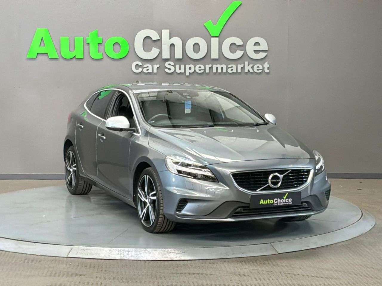 A 2019 VOLVO V40 1.5 T2 R-Design Edition Hatchback 5dr Petrol Auto Euro 6 (s/s) (122 ps) in A 2019 VOLVO V40 1.5 T2 R-Design Edition Hatchback 5dr Petrol Auto Euro 6 (s/s) (122 ps) in