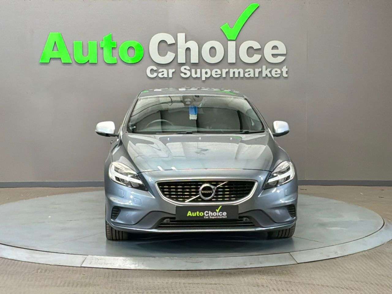 A 2019 VOLVO V40 1.5 T2 R-Design Edition Hatchback 5dr Petrol Auto Euro 6 (s/s) (122 ps) in A 2019 VOLVO V40 1.5 T2 R-Design Edition Hatchback 5dr Petrol Auto Euro 6 (s/s) (122 ps) in