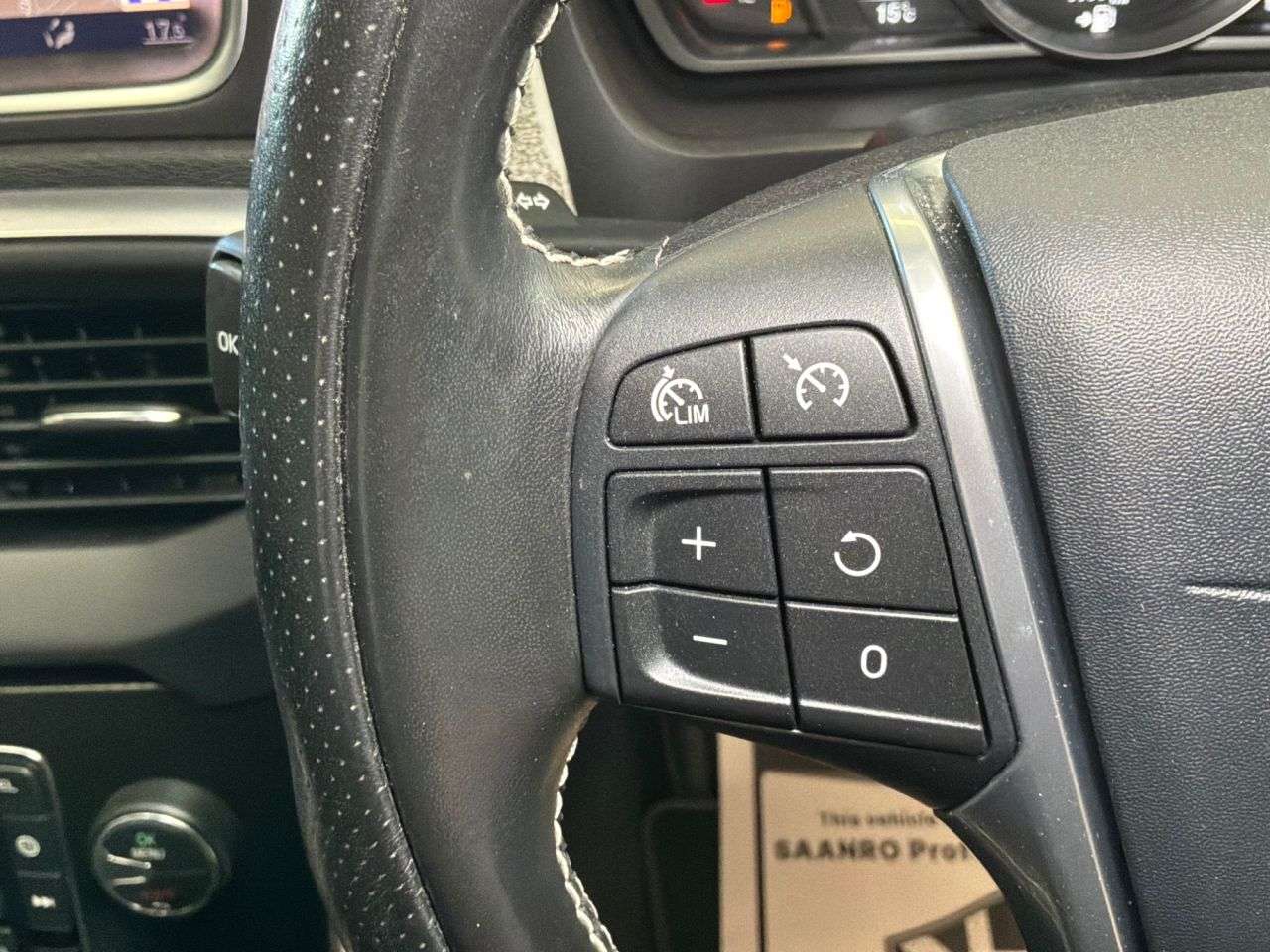 2019 VOLVO V40 2019 VOLVO V40