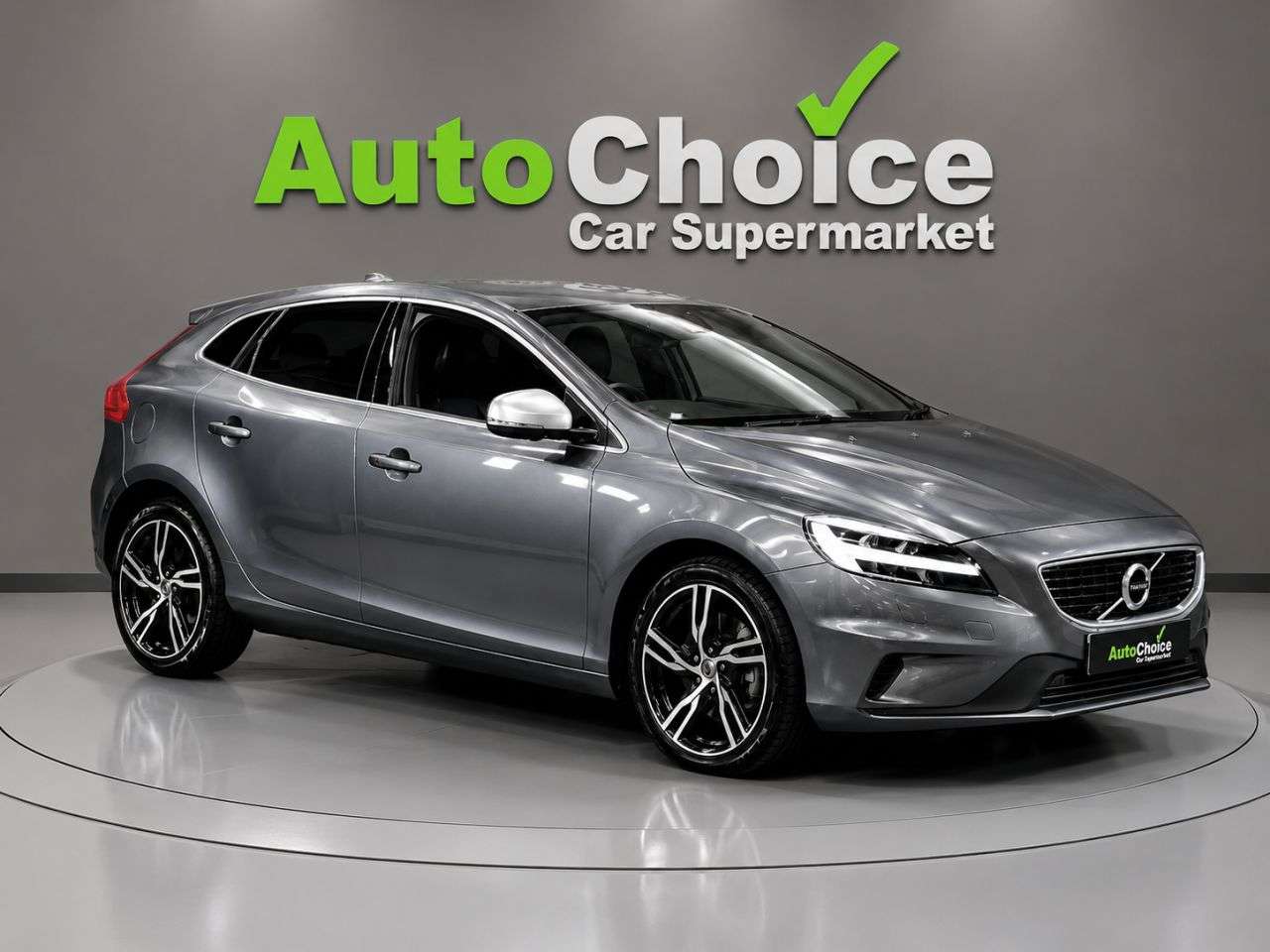A 2019 VOLVO V40 1.5 T2 R-Design Edition Hatchback 5dr Petrol Auto Euro 6 (s/s) (122 ps) in A 2019 VOLVO V40 1.5 T2 R-Design Edition Hatchback 5dr Petrol Auto Euro 6 (s/s) (122 ps) in