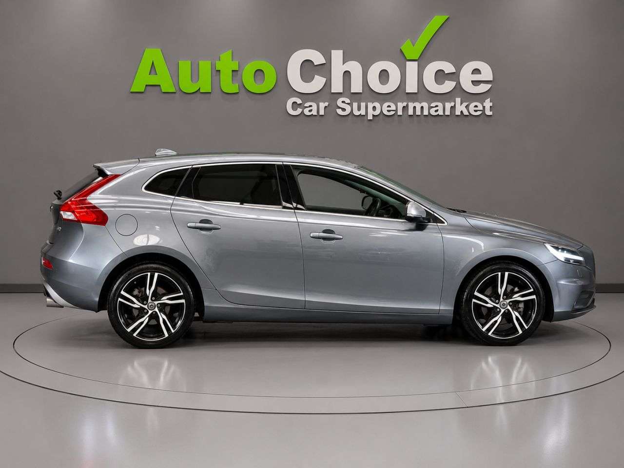 2019 VOLVO V40 2019 VOLVO V40