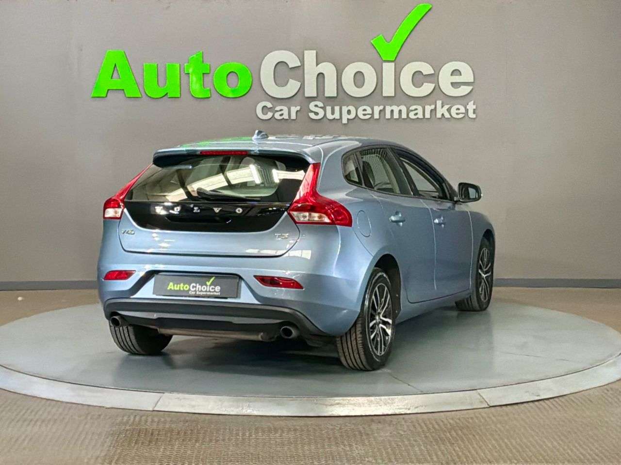 2017 VOLVO V40 2017 VOLVO V40