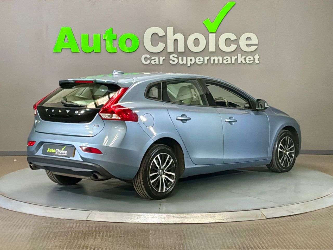 2017 VOLVO V40 2017 VOLVO V40