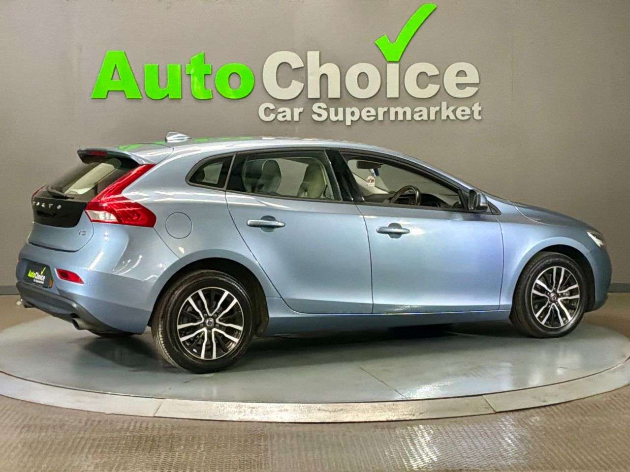 2017 VOLVO V40 2017 VOLVO V40