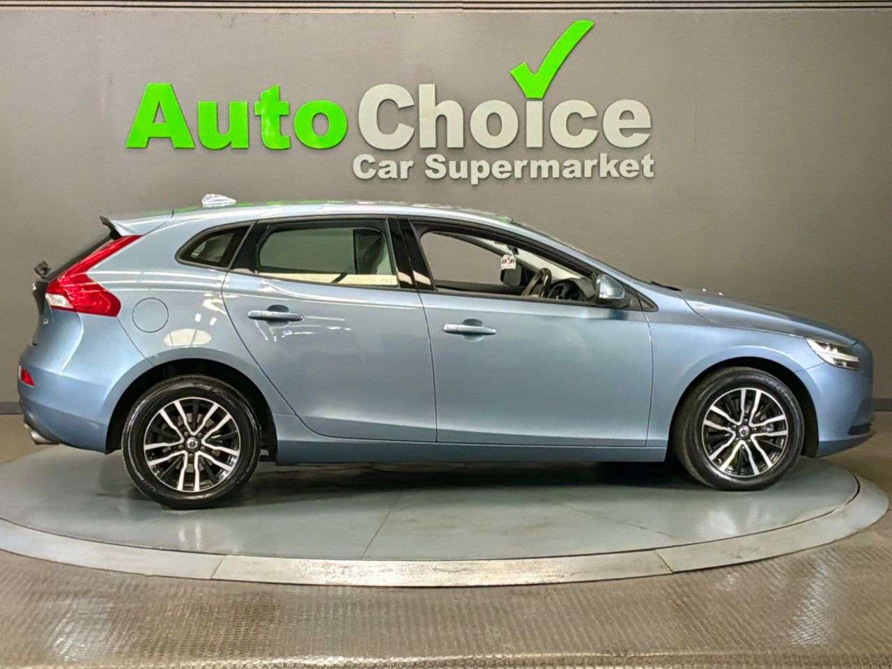 2017 VOLVO V40 2017 VOLVO V40