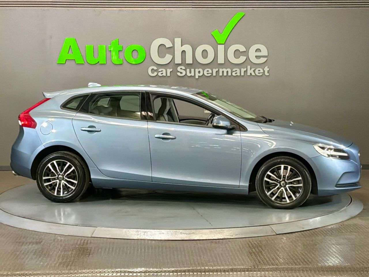 2017 VOLVO V40 2017 VOLVO V40