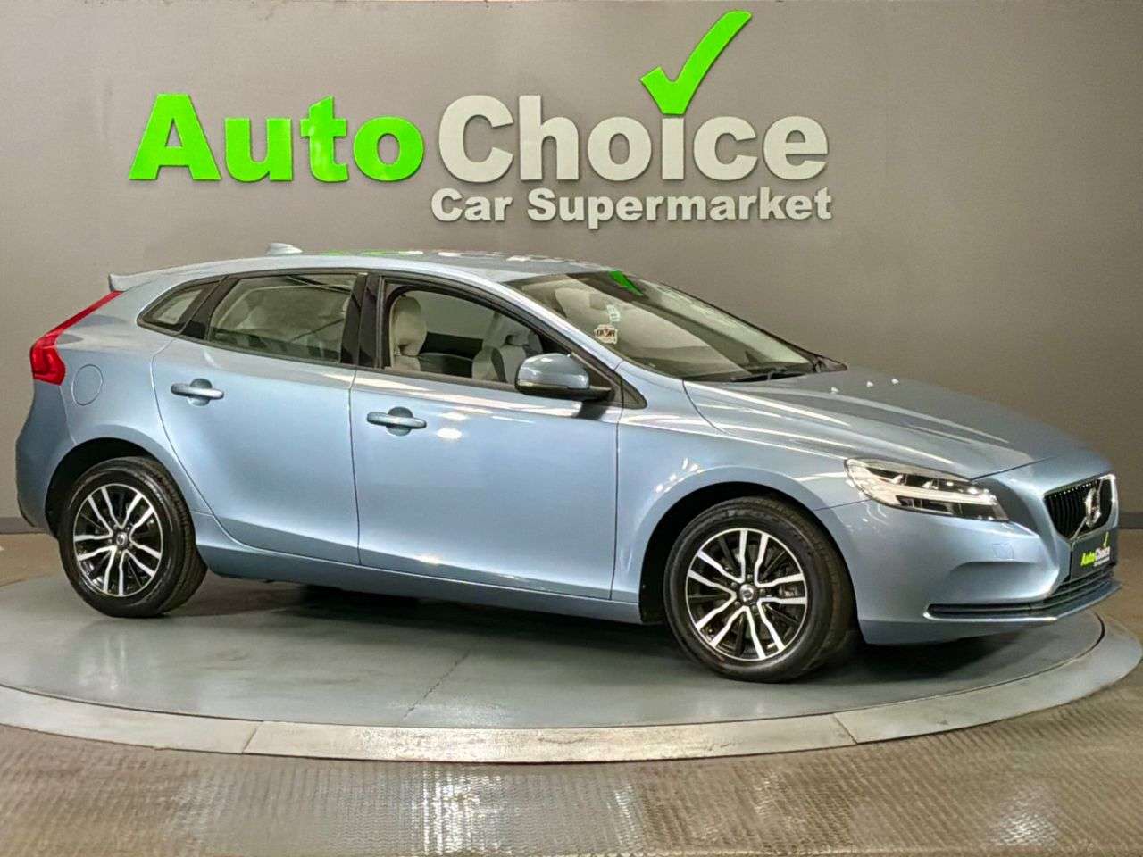 2017 VOLVO V40 2017 VOLVO V40