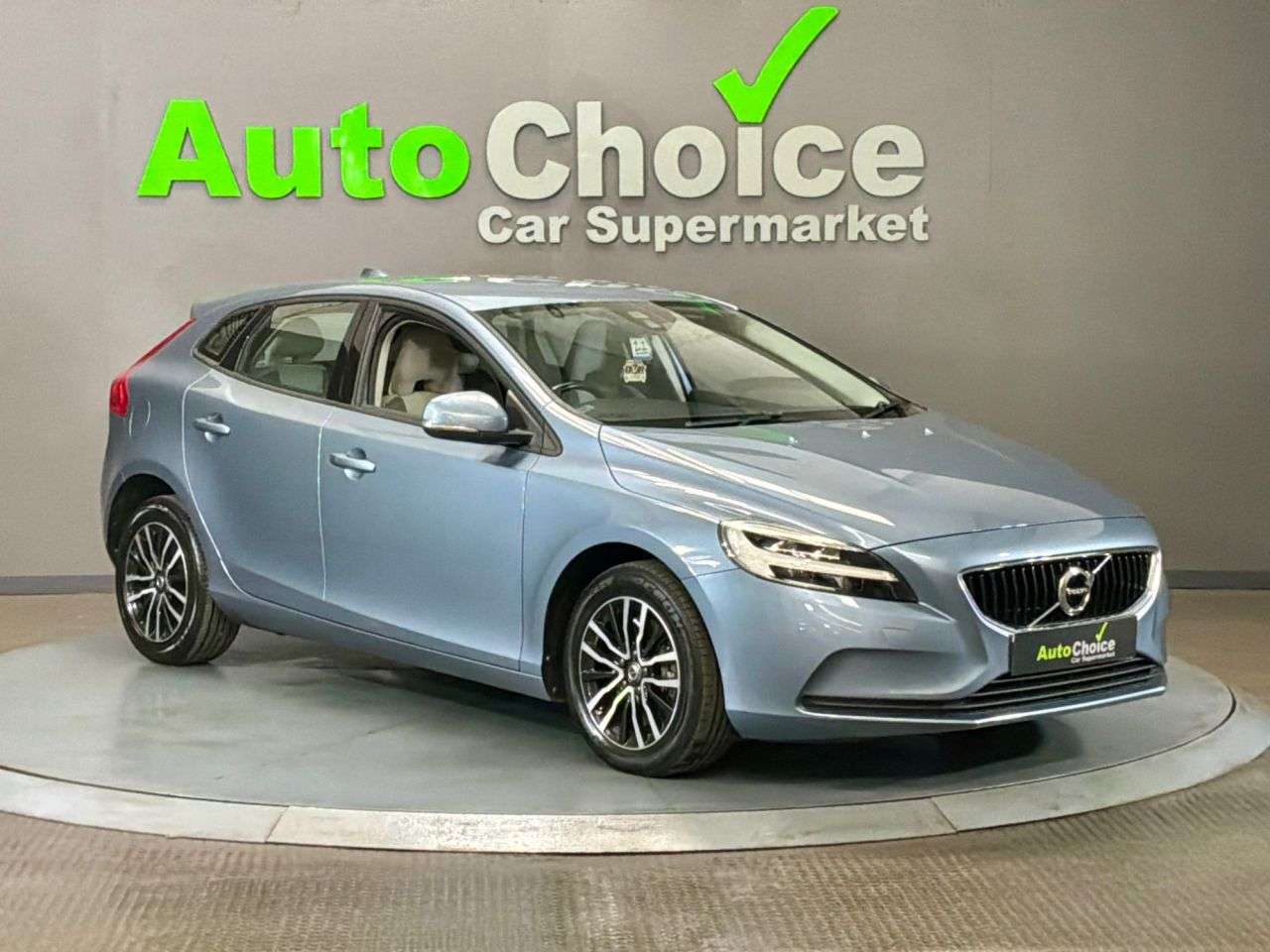 A 2017 VOLVO V40 1.5 T3 Momentum Nav Plus Hatchback 5dr Petrol Auto Euro 6 (s/s) (152 ps) in A 2017 VOLVO V40 1.5 T3 Momentum Nav Plus Hatchback 5dr Petrol Auto Euro 6 (s/s) (152 ps) in